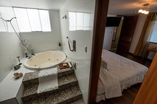 Ένα μπάνιο στο Hotel Tikary