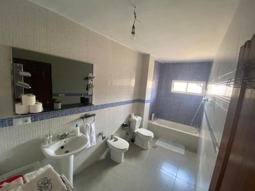 a bathroom with a sink and a toilet and a bath tub at AMPLIO y CÉNTRICO APARTAMENTO - AVENIDA DE MIJAS - MARENOSTRUM in Fuengirola