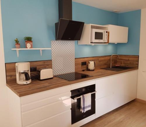 O bucătărie sau chicinetă la Joli duplex calme avec terrasse centre Paimpol