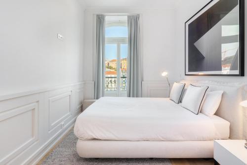 Un pat sau paturi într-o cameră la WHome The Boulevard Prime Location with AC & Elevator