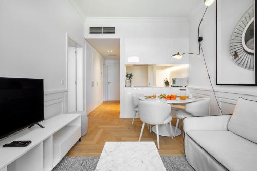 WHome The Boulevard Prime Location with Elevator