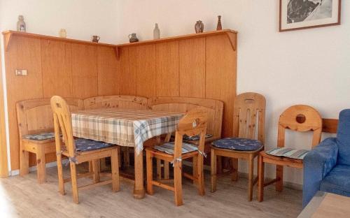 a dining room with a table and four chairs at Ferienhaus Nr 91, Kategorie Komfort, Feriendorf Hochbergle, Allgäu in Karlsebene