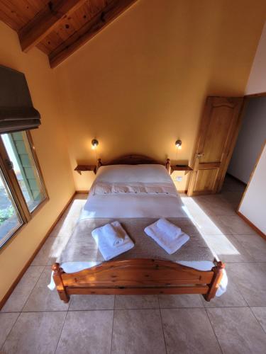 a bedroom with a large bed in a room at Cabaña Honey in San Martín de los Andes