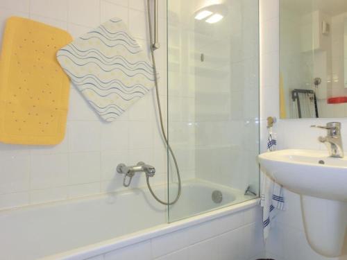 a bathroom with a shower and a sink and a tub at Ferienwohnung Nr 6, Meersburg, Bodensee in Meersburg