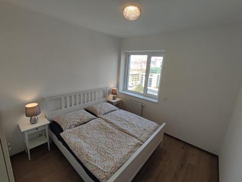 Кровать или кровати в номере Riverside apartment by the Danube