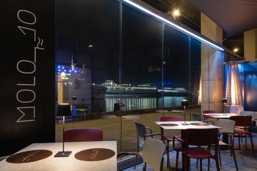 Smart Hotel Napoliにあるレストランまたは飲食店