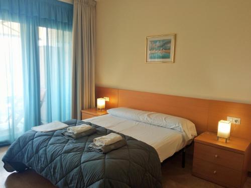Posteľ alebo postele v izbe v ubytovaní Apartamento Ainara Garden Family