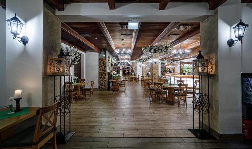 Reštaurácia alebo iné gastronomické zariadenie v ubytovaní Leśne Patio