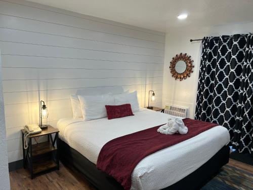 a bedroom with a bed with a stuffed animal on it at Heavenly Inn Lake Tahoe in South Lake Tahoe