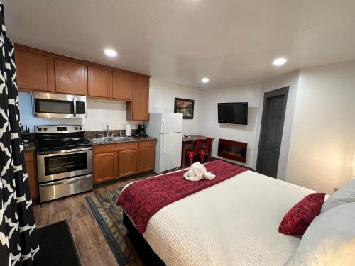 a bedroom with a bed with a stuffed animal on it at Heavenly Inn Lake Tahoe in South Lake Tahoe