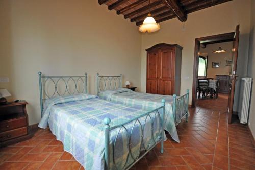 PonteginoriにあるAgriturismo San Maurizio Alto by ToscanaTourのベッドルーム1室(ベッド2台、テーブル、椅子付)