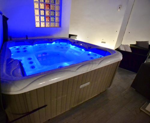 Modern villa with Heated Pool, Jacuzzi, Sauna, sleeps 10にあるスパまたはウェルネス施設