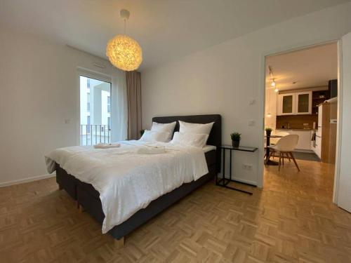 - une chambre avec un grand lit et un salon dans l'établissement Acapella Suite Adagio 54qm, direkt am Weinberg, Altstadt, Netflix inklusive, à Heppenheim