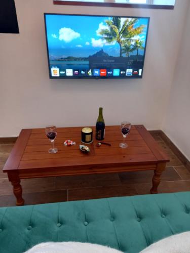 A television and/or entertainment centre at Derrywilligan Guest Accommodation