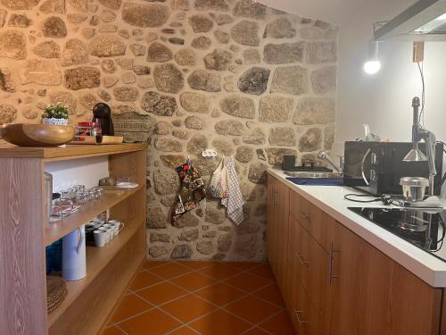 Cuina o zona de cuina de NEW Restored Solar in Villa close to RIVERS and Serra Estrela