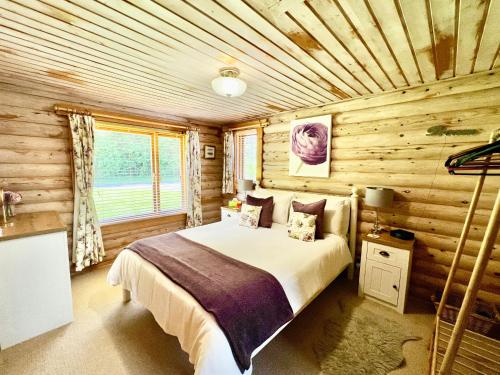 1 dormitorio con 1 cama en una cabaña de madera en Lindley Log Cabin en Lincoln