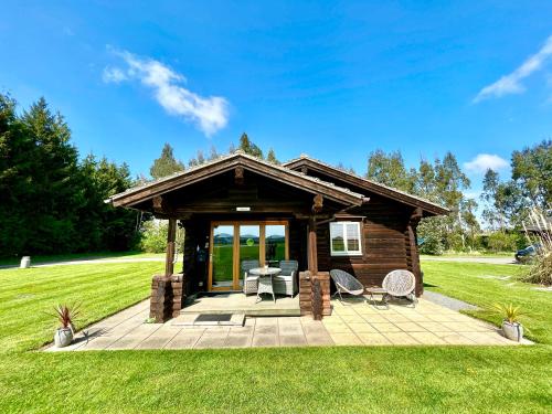 Taman di luar Lindley Log Cabin