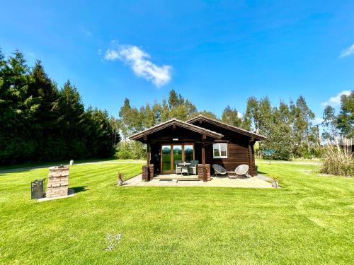 Taman di luar Lindley Log Cabin