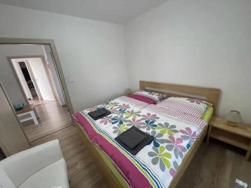 ein Schlafzimmer mit einem Bett mit einer bunten Bettdecke in der Unterkunft Vila Hořičky in Hořičky