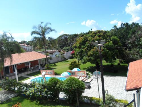 - une vue aérienne sur une cour avec une piscine dans l'établissement Pousada Chácara VIVALLI, à Holambra