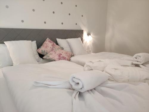 Posteľ alebo postele v izbe v ubytovaní Spa Residence Carbona EmDoNa Luxury Apartment
