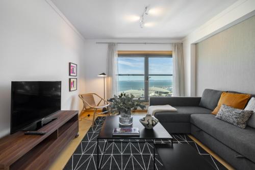 WHome Panoramic View with Elevator, AC, Garage perfect for Families & Business Travellers