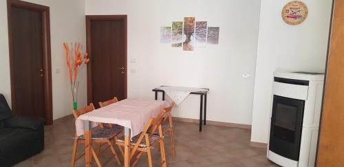 a kitchen with a table and chairs in a room at La casa del Re in Sipicciano