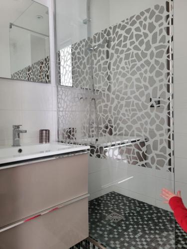 une salle de bain avec douche et lavabo dans l'établissement Appartement Le Victoria Saint-Aygulf Fréjus, à Saint-Aygulf