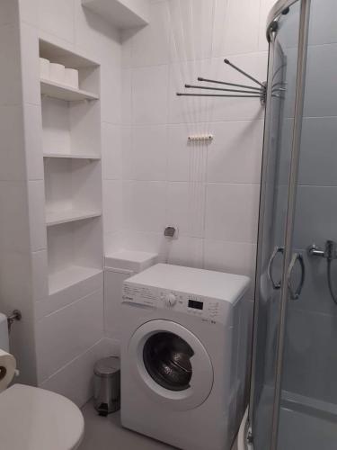 a bathroom with a toilet and a washing machine at Żwirki centrum in Skierniewice