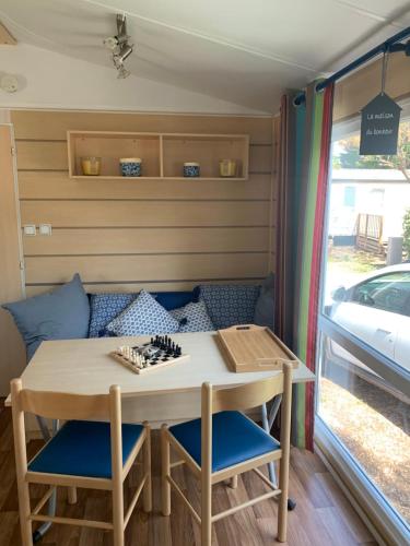 una mesa pequeña y sillas en una casa pequeña en Camping l’Europe en Vic-la-Gardiole