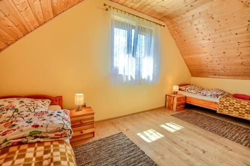 Кровать или кровати в номере Domek u Mirosi