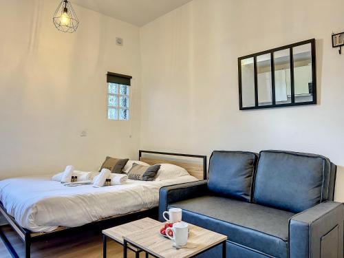 un salon avec un lit et un canapé dans l'établissement Rose, à Honfleur