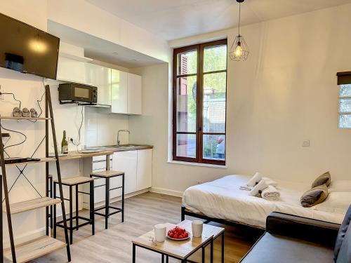 Cette petite chambre comprend un lit et une cuisine. dans l'établissement Rose, à Honfleur