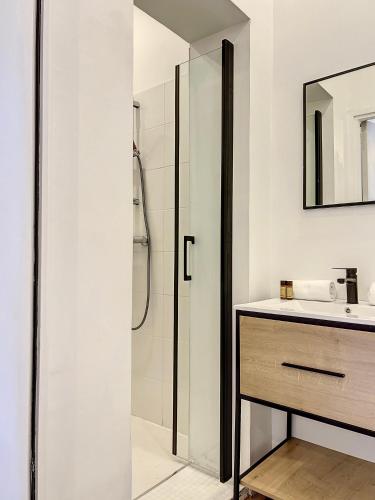 une salle de bain avec douche et lavabo dans l'établissement Rose, à Honfleur