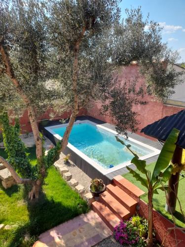 - une piscine dans une cour arborée dans l'établissement La Bergerie Douceur, à Aubord