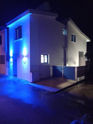 ラルナカにあるIl Mareの夜の青い照明が付く白い建物