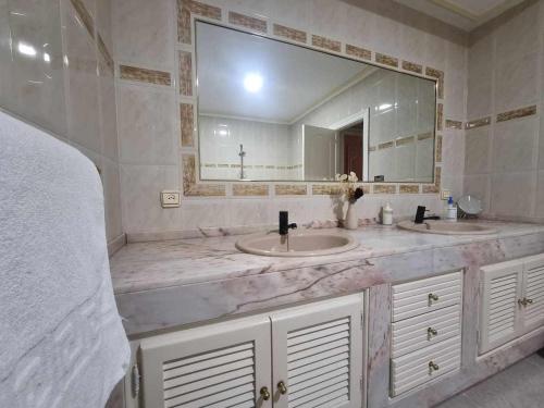 a bathroom with two sinks and a large mirror at Casa Rural El Camino de Yuste in Cuacos de Yuste