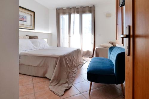 1 dormitorio con 1 cama, 1 silla y 1 ventana en Missipezza Residence a Frassanito en Alimini