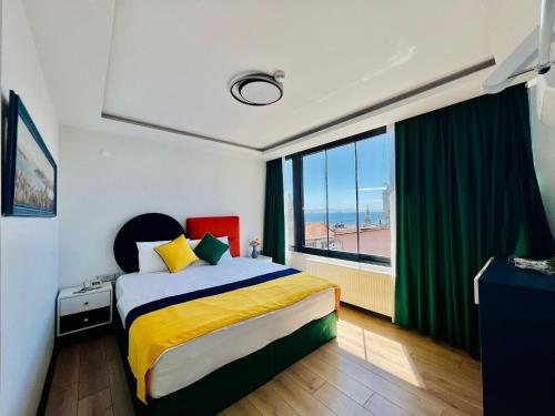 イスタンブールにあるエーペックス ホテルのベッドルーム1室(ベッド1台、大きな窓付)
