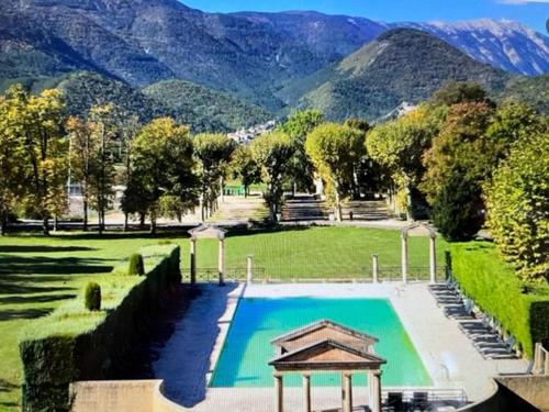 une piscine dans un champ avec des montagnes en arrière-plan dans l'établissement Mont Ventoux-Chateau Gipieres app nr 9, à Montbrun-les-Bains