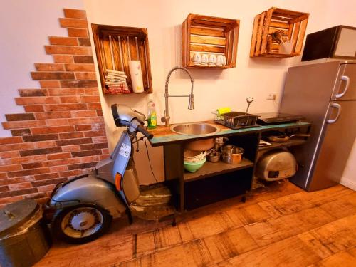 una moto aparcada en una cocina junto a un fregadero en ***Ferienwohnung Hamburger Original***, en Halstenbek