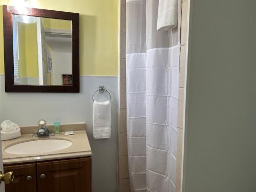 Ванная комната в Budget Inn Motel Suites Somers Point