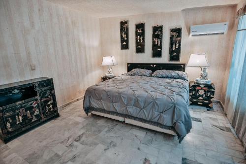 Postel nebo postele na pokoji v ubytování Casa con alberca con vistas a la bahia