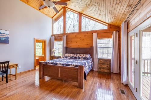 En eller flere senge i et værelse på Bear Print Mountain Lodge