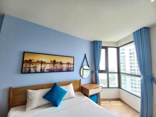 een slaapkamer met een bed en een groot raam bij Angela House Ha Long in Ha Long