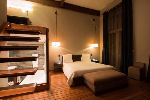 Katil atau katil-katil dalam bilik di Le Louvre Hotel & Spa
