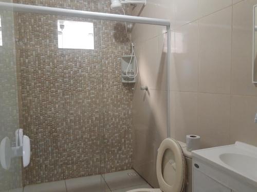 y baño con ducha, aseo y lavamanos. en Apartamento com suíte, localizado na Avenida Silvio Silva, n 33, bairro Hernani Sa, Ilhéus - Ba, sem garagem en Ilhéus