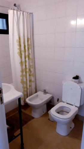 Baño blanco con aseo y lavamanos en Hermoso departamento céntrico en ultimo piso, con cochera en Salta