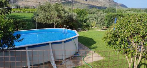 eine Badewanne in einem Garten neben einem Zaun in der Unterkunft Climiti Holiday House in Solarino