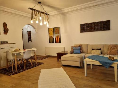 Et opholdsområde på Su's AlKursi Cozy Apartment